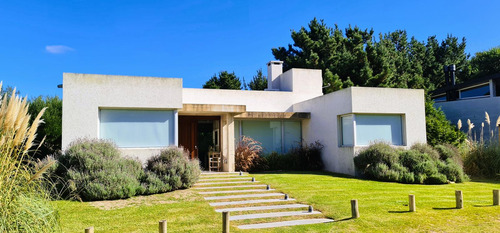 Casa A La Venta En Cul De Sac En Area Residencal 1, Barrio Costa Esmeralda, Venta Equipada.