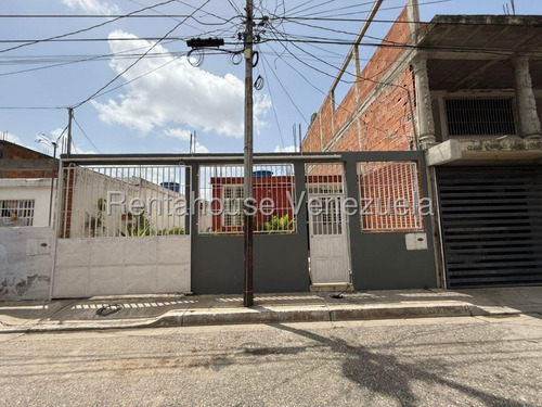 Raiza Suárez Vende Amplia Casa Ubicada En El Este De Barquisimeto 2 5 2 4 4 8 6 Con Área De Lavado, Cocina De Mampostería Y Con Fundaciones Para El Segundo Nivel.