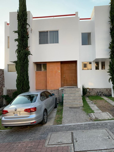 Hermosa Casa En Misiones De Corregidora, Con Gran Ubicación,