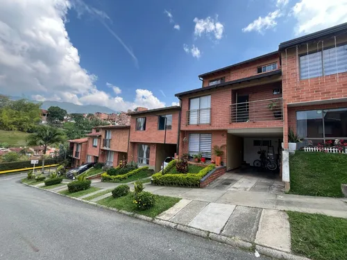 Casa De Dos Niveles En Envigado