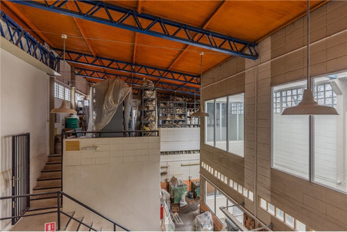 Venta De Local Industrial Y Tres Viviendas!!!