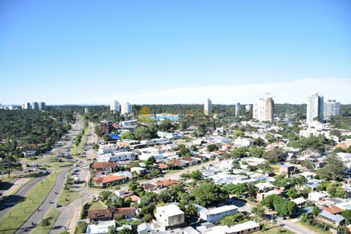 Apartamento Muy Cerca De La Peninsula Y De La Playa, Cuenta Con 2 Dormitorios, 2 Baños, Living-comedor, Cocina , Terraza Y Garaje.- Ref: 1911