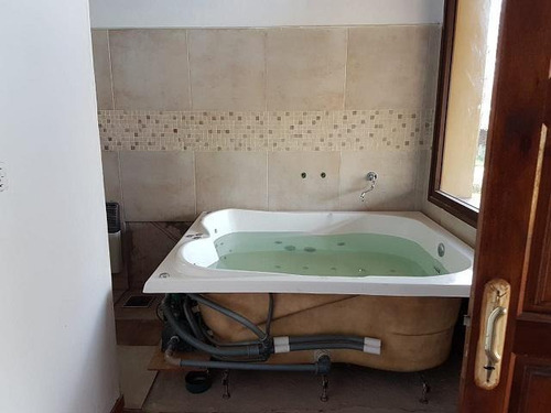 Imagen 24 de 24 de Casa De 5 Dormitorios - Con Pileta - Quincho - Cava Para Vinos - Funes