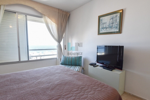 Apartamento Esquinero En Venta De 3 Dormitorios + 2 Baños. Con Excelente Vista- Ref: 8705