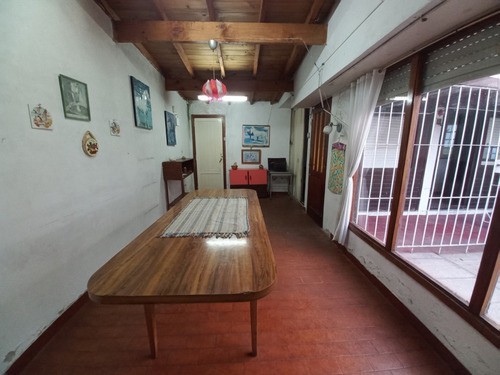 Casa 3 Ambientes Con Garaje Y Parque, A Reciclar Parcialmente, En Barrio Santa Monica