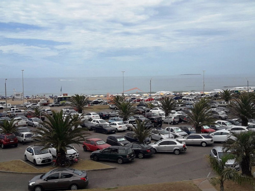 Local Sobre Avd. Gorlero En Punta Del Este, Península, Venta Alquiler, Amplio Local En Planta Baja + Otro En Sub Suelo Independiente + 2 Apartamentos- Ref: 21752