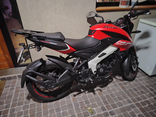 Bajaj Rouser 200ns