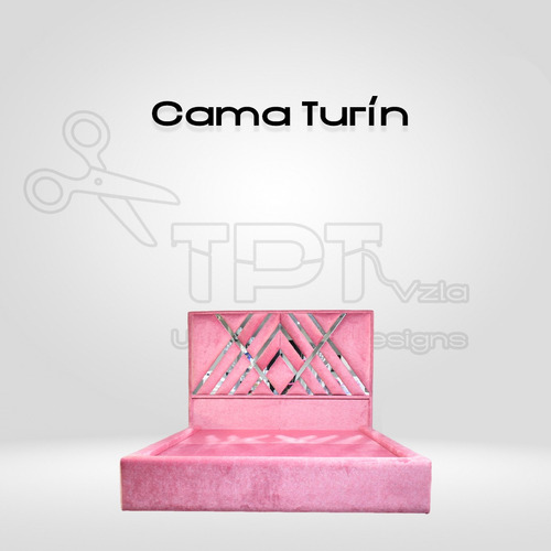 Cama Queen Tapizada Con Espejos Decorativos En La Cabecera