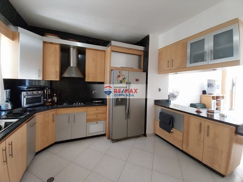 En Venta Amplio Y Comodo Apratamento De 94 Metros Cuadrados En El Conjunto Residencial Cayo Sombrero Ii, Con La Mejor Ubicación A Escasos Metros Del Hotel Baywacht En Tucacas