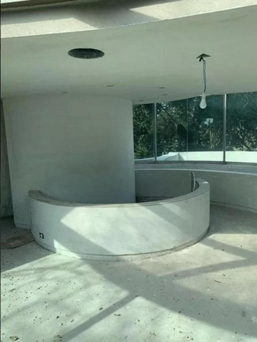 Casa En Venta - 4 Dormitorios 6 Baños - 1.530mts2 - Villa Udaondo