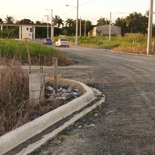 Imagen 9 de 11 de 230 M2 Solar Listo Para Contruir Con Titulos Y Todos Sus Servicios / Aborde La Misma Avenida Y Frente Un Centro De Docencia Zona Lejo Del Bullicios / Residencial Don Marcos