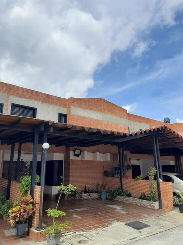 Imagen 1 de 12 de Townhouse En Res. Manantial Dorado, Foth-224