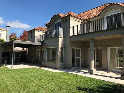 Casa Tradicional, Muy Bien Ubicada Dentro De Ayres Del Pilar 