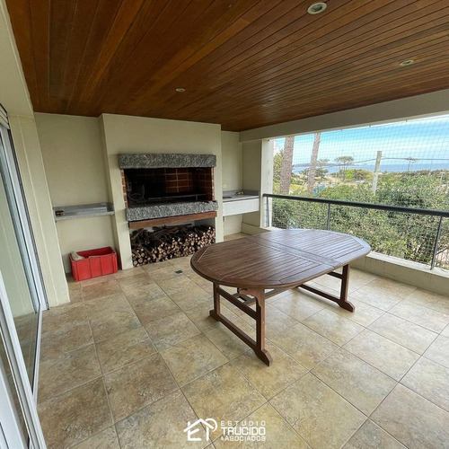 Imagen 7 de 13 de Venta - Destacable Departamento En Venta En Playa Mansa A Una Cuadra Del Mar. 4 Dormitorios En Suite.