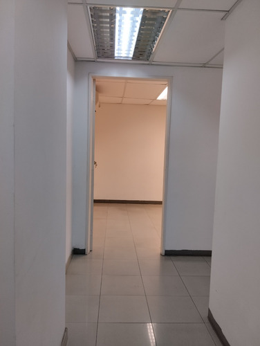 Imagen 2 de 11 de Se Alquila Oficina En Los Palos Grandes (k.a)