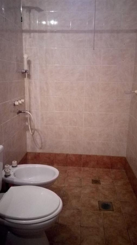 Venta - Casa De Pasillo Con Tres Dormitorios, En Barrio Azcuénaga- Rosario