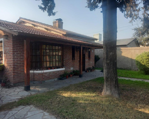 Casa Tres Dormitorios Escritorio Cochera Pileta Parque