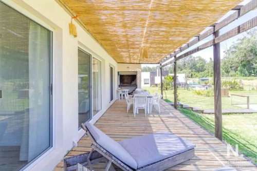 Vende Casa En Punta Ballena De 2 Dormitorios.