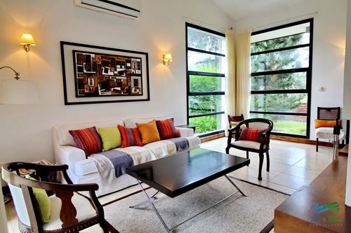 En Alquiler!! Moderna Casa Ubicada A 1 Cuadra Del Mar, Con Vista Parcial Desde El Dormitorio Principal.