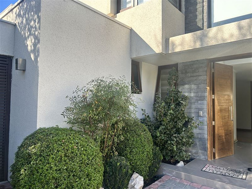 Casa En Venta De 4 Dorm+ Estar + Piscina En Chamiser