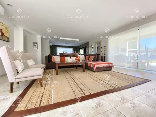 Excelente Casa De 4 Dormitorios, Piscina Climatizada Y Barbacoa En Pinares, Punta Del Este