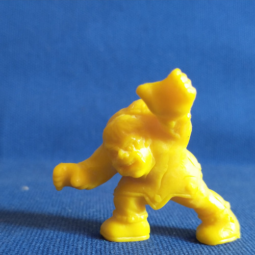 El Jorobado #48 Monstruo De Bolsillo Sonric's Meg Amarillo (Usado)