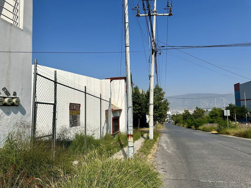 Oportunidad De Inversión: Terreno En Venta En Cumbres, Sobre Av. Principal
