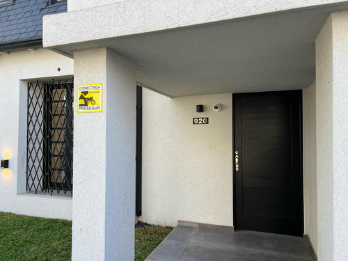 Casa De Estilo Francés, A Metros De La Av. Libertador, Remodelada A Nueva Con Un Concepto Moderno.