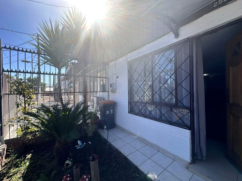 Venta De Cómoda Casa De 3d+1b+est En Maipú