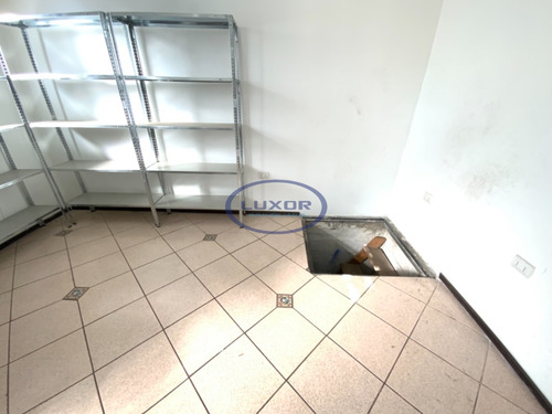 Excelente Ubicación. Ideal Para Oficinas Y Diversos Rubros.