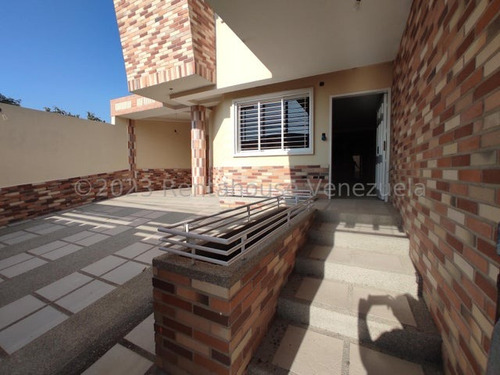 Townhouse En Obra Gris En Urb Andres Bello Maracay, Financiamiento Disponible. 23-18761 More