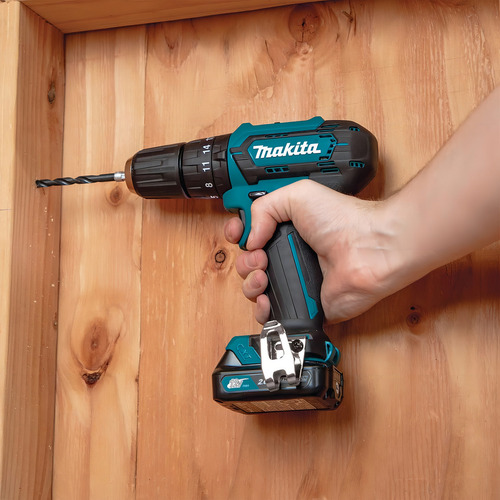 Taladro percutor atornillador inalámbrico de 10mm Makita HP333DWYE 12V + 2 baterías de 1.5Ah + accesorio con maletín de transporte