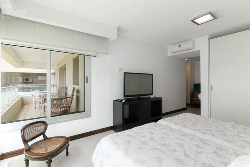 Apartamento En Venta De 3 Dormitorios, Torre Lobos, Punta Del Este, Playa Brava.