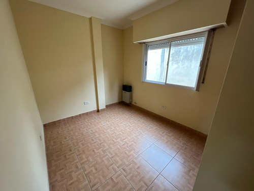 Alquilo Excelente Piso En Caseros De 3 Ambientes Grandes Con Terraza Y Patio Propio!! F: 4571