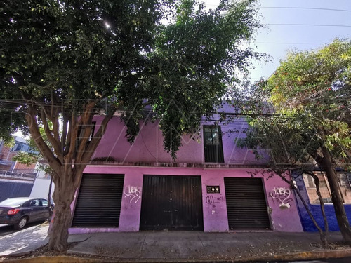 Casa En Esquina Con 430 M2 De Construcción.