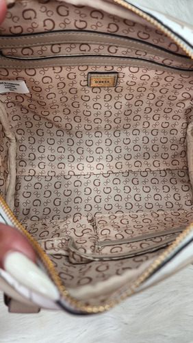 Bolsa Guess Ag961109 Nueva 100 % Original Con Etiqueta Blanco Estampado Oro Beige