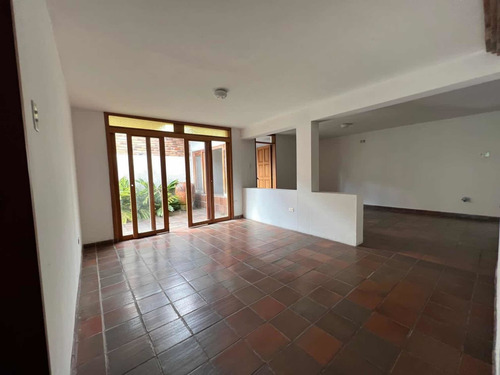 Imagen 6 de 16 de Amr Vende Espaciosa Y Bella Casa En La Urb. Merida