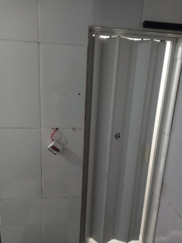 Salão Comercial De 18 M² Com Pé Direito Alto (4 M De Altura), Localização Em Avenida Movimentada