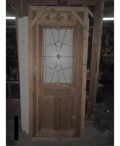 Puerta  De Entrada Estilo Antigua De Madera Con Rejas