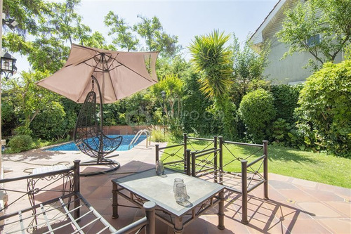 Imagen 9 de 21 de Preciosa Casa Tres Pisos, Con Excelentes Espacios Y Piscina.
