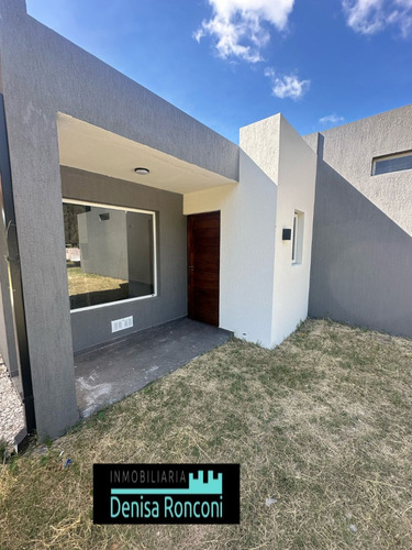Moderna Casa A Estrenar Con Jardín Al Frente En Planta Baja
