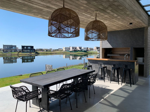 Casa A La Venta Con Vista A La Laguna De En El Barrio Riberas, Puertos Del Lago, Escobar