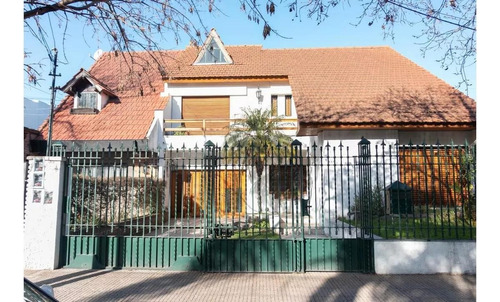 Casa  En Venta En Castelar, Morón, G.b.a. Zona Oeste