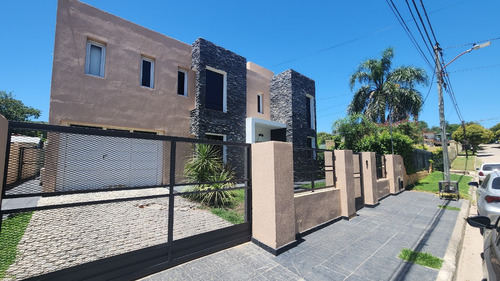 Casa 4 Dormitorios, Pileta , Jardin , Cerca Del Centro