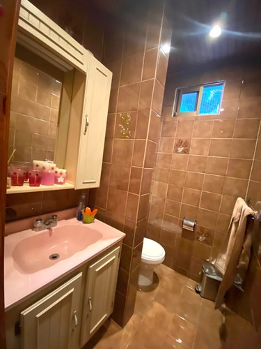 Se Vende Casa En Prados Del Este. 4h+s/5b+s/5p. Calle Cerrada