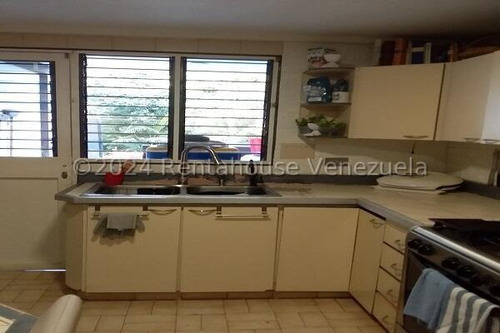 En Venta Casa Varios Niveles Ubicada En Buena Zona Del Hatillo 24-28093