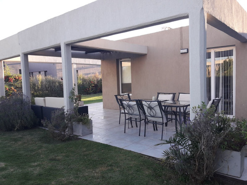 Casa En Venta De 2 Dormitorios Con Pileta En Manzanar Kossman En Cipolletti