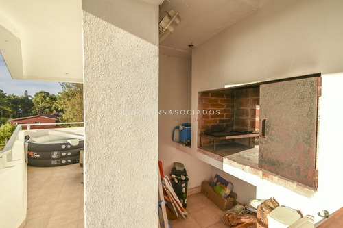 Excelente Apartamento De Tres Dormitorios Frente Al Mar - Punta Del Este- Ref: 2701