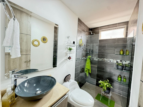 Apartamento, Laureles Hermoso Con Parqueadero