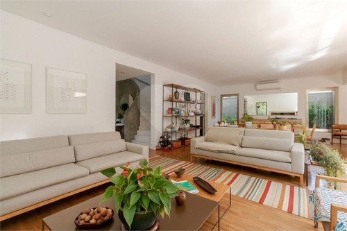 Casa Moderna, Reformada,4 Suítes, Ambientes Amplos E Integrados, Acabamento De Primeiríssima,5 Vagas - 353-im10077